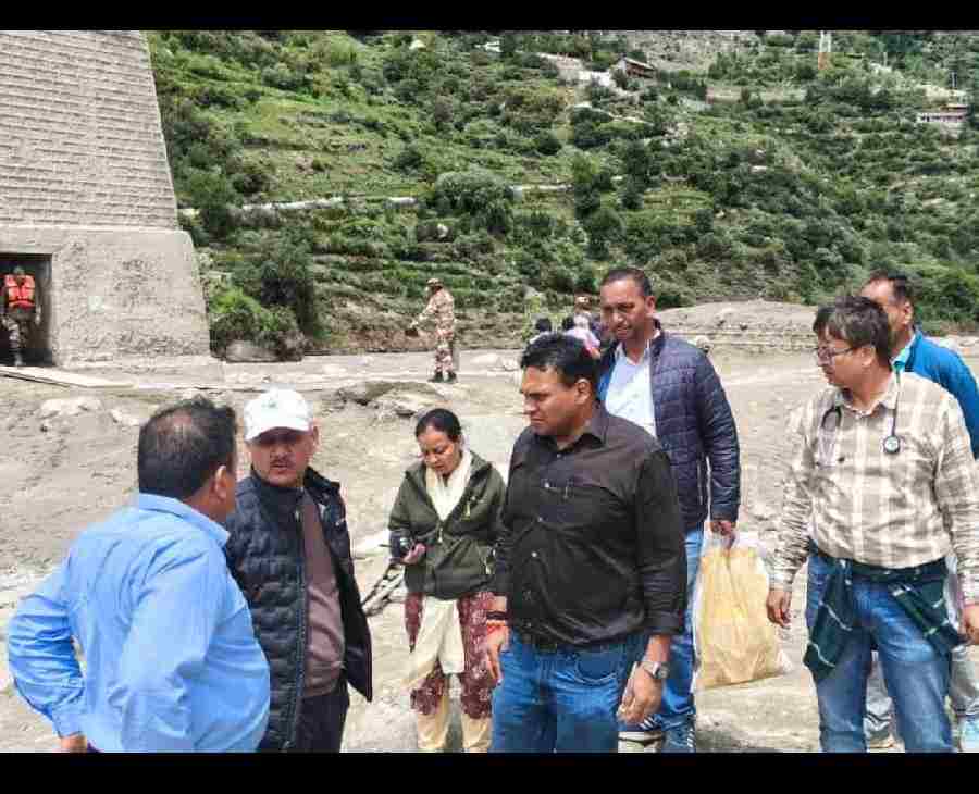 मुख्यमंत्री के निर्देश पर ग्राउंड जीरो पहुंचे स्वास्थ्य सचिव, धराली में आपदा प्रभावित इलाकों में राहत और बचाव कार्यों का किया निरीक्षण, SDRF, ITBP और स्वास्थ्य टीमों का बढ़ाया हौसला, आज 300 से अधिक लोगों का हुआ स्वास्थ्य परीक्षण