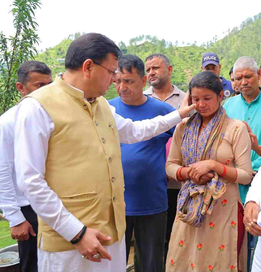 मुख्यमंत्री धामी ने पौड़ी जनपद के आपदाग्रस्त क्षेत्र सैंजी का किया स्थलीय निरीक्षण, आपदा की इस घड़ी में कोई भी खुद को अकेला न समझे–सीएम