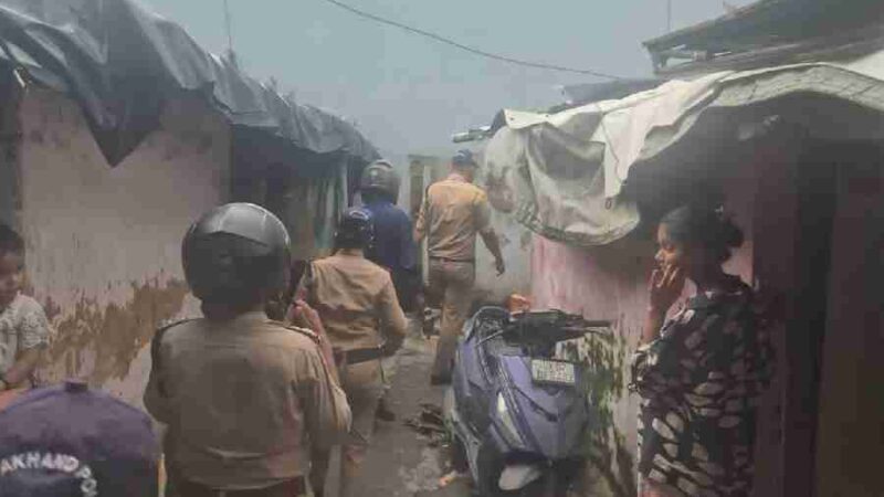 नशा तस्करों के ठिकानो पर पुलिस की आकस्मिक चेकिंग, स्थानीय पुलिस के साथ पीएसी, डॉग स्क्वायड तथा ANTF देहरादून की टीम द्वारा की गई चेकिंग की कार्यवाही