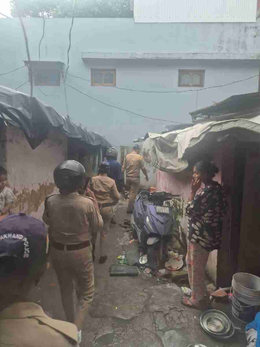 नशा तस्करों के ठिकानो पर पुलिस की आकस्मिक चेकिंग, स्थानीय पुलिस के साथ पीएसी, डॉग स्क्वायड तथा ANTF देहरादून की टीम द्वारा की गई चेकिंग की कार्यवाही