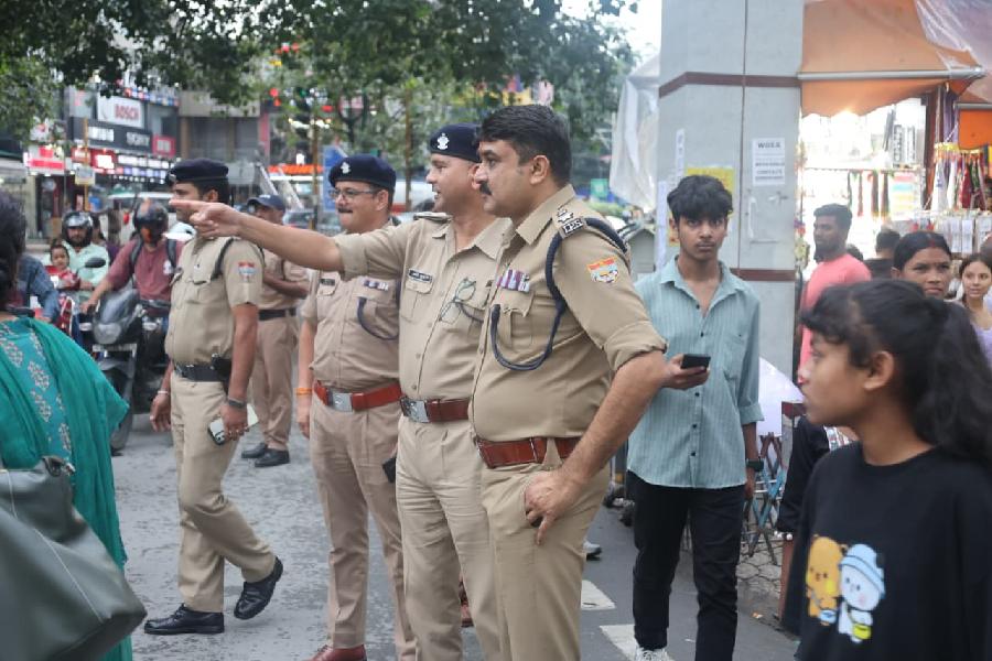 बहनों के त्यौहार में न हो दिक्कत, व्यवस्था बनाने अधिकारी से लेकर कर्मचारी तक उतरे सडकों व बाजारों में, रक्षाबन्धन पर्व के दौरान यातायात व्यवस्था का सुचारू संचालन सुनिश्चित करने एसएसपी स्वयं उतरे सडको पर