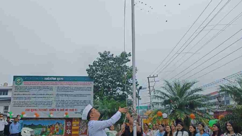 एमडीडीए में धूमधाम के साथ मनाया गया स्वतंत्रता दिवस समारोह, उपाध्यक्ष बंशीधर तिवारी ने किया ध्वजारोहण, हम अपने-अपने दायित्वों को ईमानदारी, निष्ठा और पूरी लगन से निभाएं— बंशीधर तिवारी