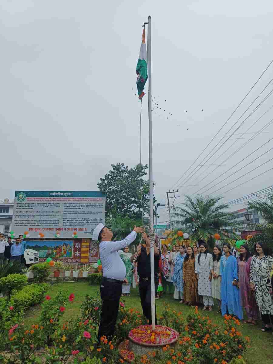 एमडीडीए में धूमधाम के साथ मनाया गया स्वतंत्रता दिवस समारोह, उपाध्यक्ष बंशीधर तिवारी ने किया ध्वजारोहण, हम अपने-अपने दायित्वों को ईमानदारी, निष्ठा और पूरी लगन से निभाएं— बंशीधर तिवारी