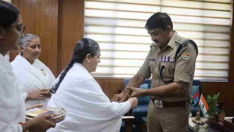 ब्रह्मकुमारी संस्था से आई बहनों द्वारा एसएसपी देहरादून को राखी बांधकर की उनकी दीर्घायु की कामना, महिला सुरक्षा के लिए पुलिस द्वारा किये जा रहे प्रयासों पर दून पुलिस का किया धन्यवाद