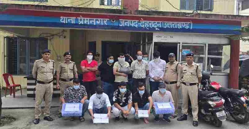 दून पुलिस व STF के जॉइंट ऑपरेशन से अवैध कैसिनो का पुलिस ने किया पर्दाफाश, जुआरियो के अरमानों पर फेरा पानी, मकान स्वामी सहित 12 लोगों को किया गिरफ्तार, सलियावाला जंगल के मध्य बने मकान में अवैध रूप से संचालित किया जा रहा था कैसिनो