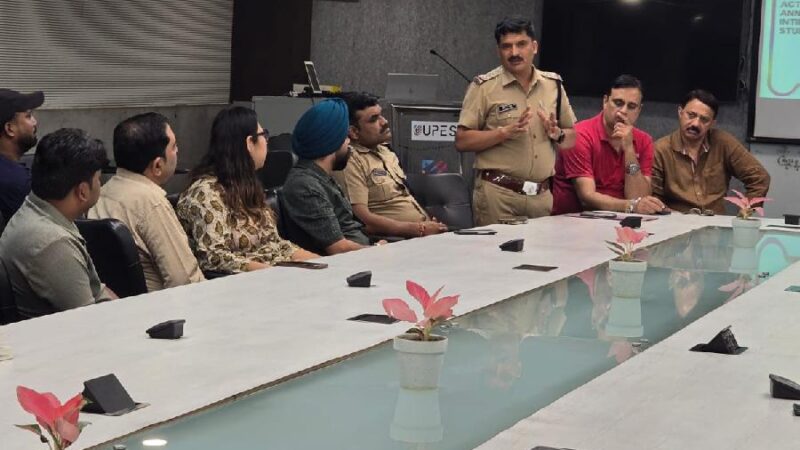 UPES यूनिवर्सिटी में दून पुलिस ने किया जागरूकता गोष्ठी का आयोजन, यूनिवर्सिटी के पदाधिकारी एवं पीजी/होस्टल के संचालक गोष्ठी में हुये शामिल, छात्र छात्राओं से भराये जा रहे कान्सर्ट फाॅर्म/शपथ पत्र का लिया फीडबैक