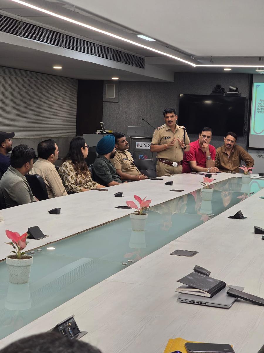 UPES यूनिवर्सिटी में दून पुलिस ने किया जागरूकता गोष्ठी का आयोजन, यूनिवर्सिटी के पदाधिकारी एवं पीजी/होस्टल के संचालक गोष्ठी में हुये शामिल, छात्र छात्राओं से भराये जा रहे कान्सर्ट फाॅर्म/शपथ पत्र का लिया फीडबैक