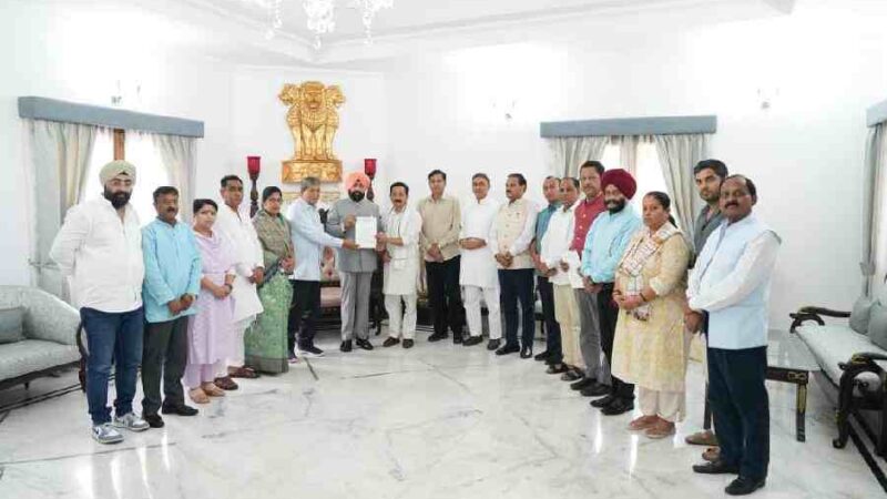 राज्यपाल से मिला उत्तराखंड प्रदेश कांग्रेस का प्रतिनिधिमंडल, राज्य निर्वाचन आयुक्त को बर्खास्त करने व राज्य सरकार को कानून व्यवस्था पर निर्देश देने की मांग की