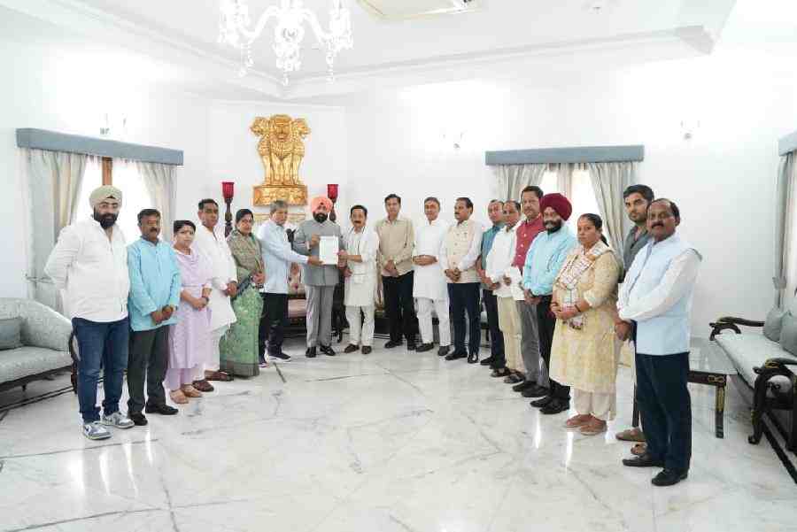 राज्यपाल से मिला उत्तराखंड प्रदेश कांग्रेस का प्रतिनिधिमंडल, राज्य निर्वाचन आयुक्त को बर्खास्त करने व राज्य सरकार को कानून व्यवस्था पर निर्देश देने की मांग की