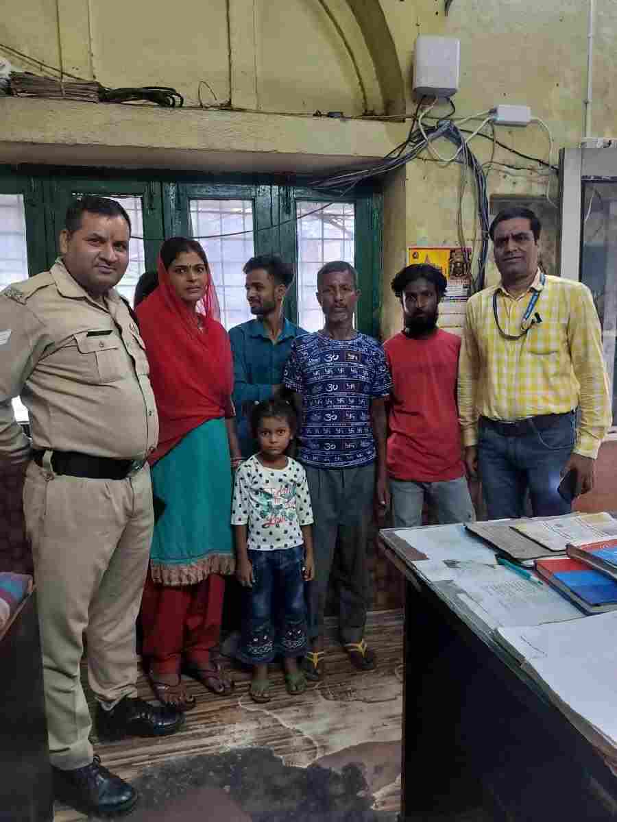 बिछड़ो को अपनो से मिलाकर दून पुलिस ने लौटाई परिवार की खुशियां, घर के पास खेलते खेलते अचानक भटक कर रेलवे स्टेशन के पास पहुँच गयी थी 4 साल की मासूम