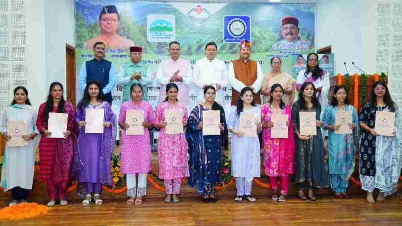 मुख्यमंत्री धामी ने सिंचाई विभाग के विभिन्न पदों पर चयनित 144 अभ्यर्थियों एवं उत्तराखण्ड परिवहन निगम में मृतक आश्रित कोटे के अंतर्गत 43 पात्र आश्रितों को किये नियुक्ति पत्र वितरित