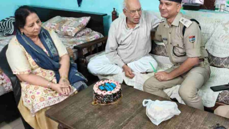 विश्व वरिष्ठ नागरिक दिवस पर दून पुलिस पहुंची सीनियर सिटीजन के द्वार, अकेले निवास कर रहे सीनियर सिटीजनों से मुलाकात कर ली गई उनकी कुशल क्षेम, बुजुर्गाें ने दिया दून पुलिस को आशिर्वाद