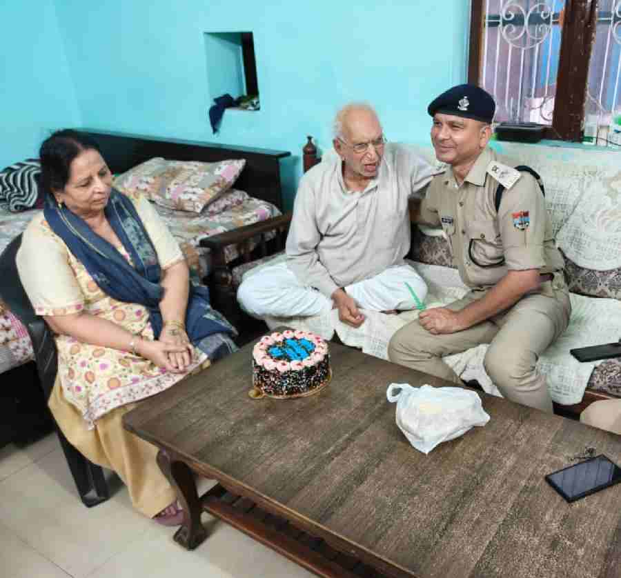 विश्व वरिष्ठ नागरिक दिवस पर दून पुलिस पहुंची सीनियर सिटीजन के द्वार, अकेले निवास कर रहे सीनियर सिटीजनों से मुलाकात कर ली गई उनकी कुशल क्षेम, बुजुर्गाें ने दिया दून पुलिस को आशिर्वाद