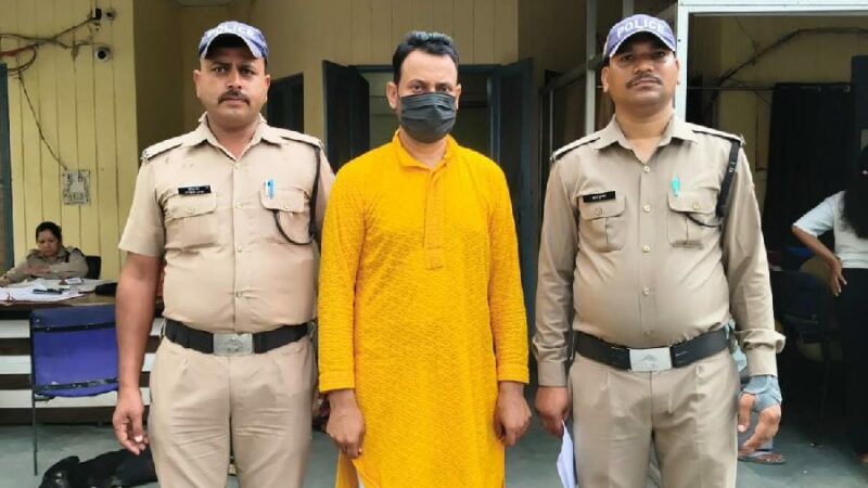 दून पुलिस के कब्जे में आया भूमि धोखाधडी का मास्टर माइंड, 6 माह से चल रहा था फरार, पुरोला उत्तरकाशी में छुप कर रह रहा था अभियुक्त, अभियुक्त के विरूद्व भूमि धोखाधडी के 11 अभियोग है पंजीकृत, करोडो की कर चुका है ठगी