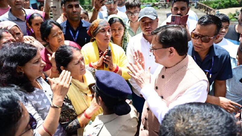आपदा प्रभावित लोगों को देख सीएम धामी ने रुकवाया काफिला, प्रोटोकॉल तोड़ जनता के बीच पहुंचे सीएम धामी आपदा प्रभावितों की सुनी समस्याएं, हर संभव सहायता का दिया आश्वासन