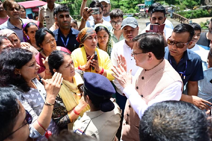 आपदा प्रभावित लोगों को देख सीएम धामी ने रुकवाया काफिला, प्रोटोकॉल तोड़ जनता के बीच पहुंचे सीएम धामी आपदा प्रभावितों की सुनी समस्याएं, हर संभव सहायता का दिया आश्वासन