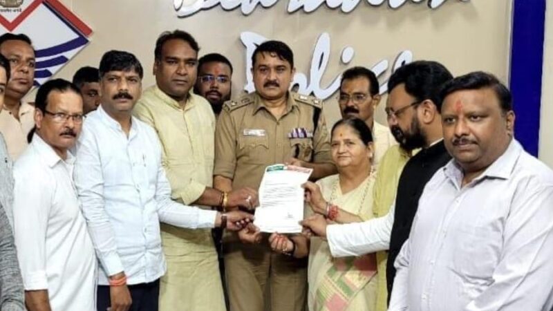 सोशल मीडिया पर भ्रामक और झूठी खबर फैलाने वालों के खिलाफ एक्शन मोड में पुलिस, मुख्यमंत्री बदलने की अफवाह फैलाने वाले 3 फेसबुक पेज संचालकों के खिलाफ मुकदमा दर्ज, भाजपा जिलाध्यक्ष की ओर से दिया गया शिकायती पत्र