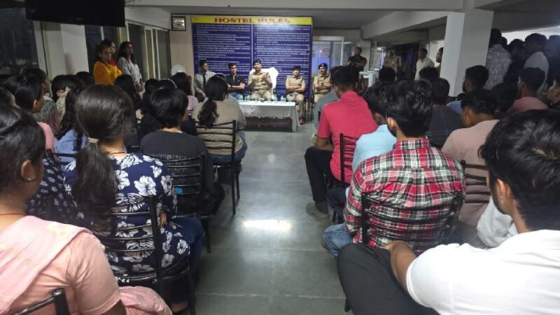 उपद्रवी छात्रों पर दून पुलिस की सख्ती, एस०पी० सिटी ने हॉस्टल/पीजी में रहने वाले छात्र/छात्राओं को ब्रीफ कर दी हिदायत, अराजकता किसी भी दशा में नही होगी बर्दाश्त, उपद्रवी छात्र बड़ी कार्यवाही के लिये रहे तैयार
