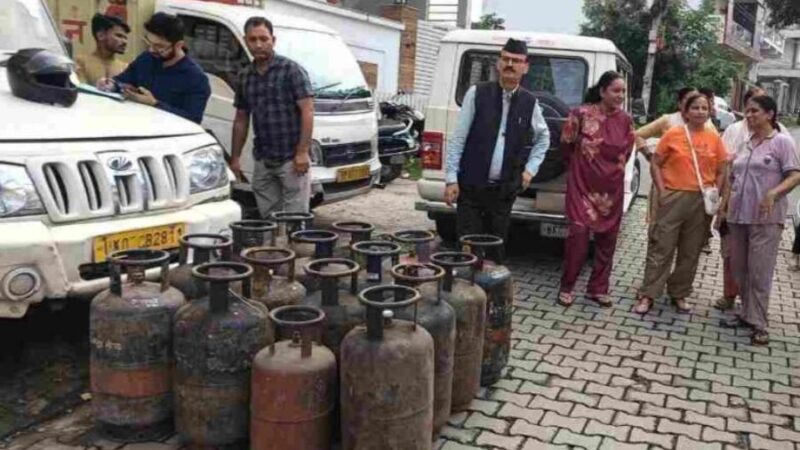 जिला प्रशासन ने आमवाला में अवैधरूप से गैस सिलेंडर रिफिलिंग के गोरखधंधे का किया भंडाफोड़, 34 सिलेंडर किये जब्त