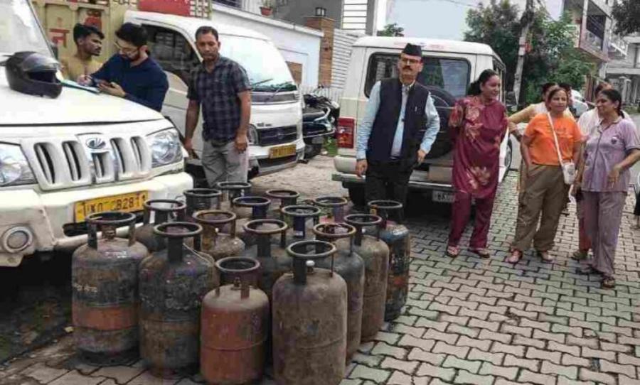 जिला प्रशासन ने आमवाला में अवैधरूप से गैस सिलेंडर रिफिलिंग के गोरखधंधे का किया भंडाफोड़, 34 सिलेंडर किये जब्त