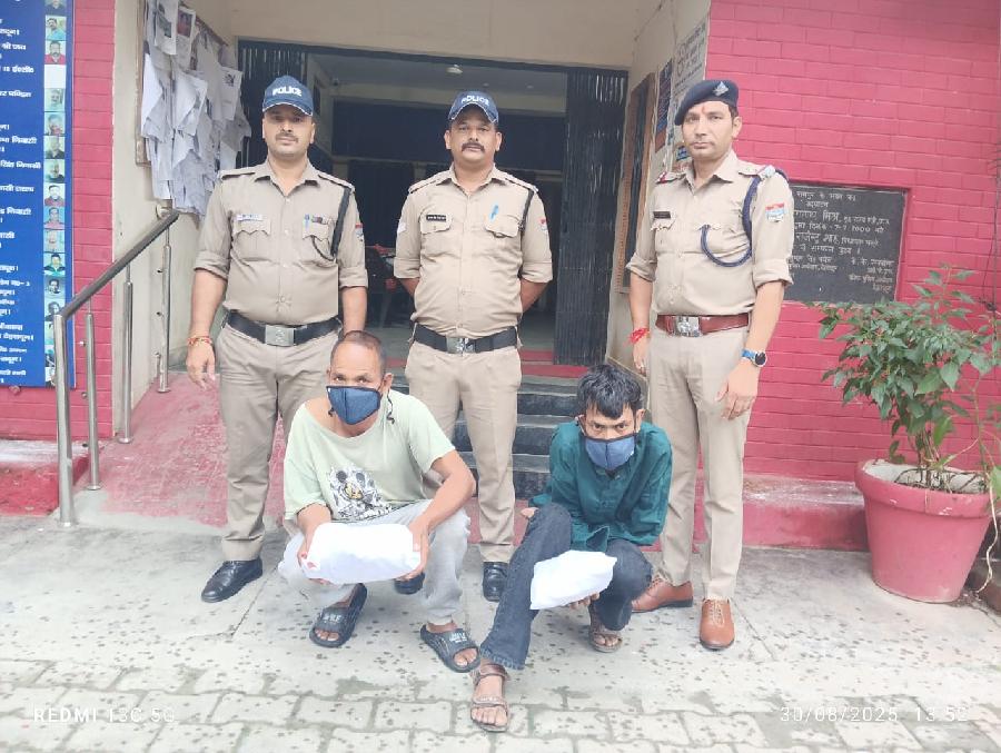 भारी मात्रा में अवैध मादक पदार्थो के साथ 2 नशा तस्करों को पुलिस ने किया गिरफ्तार, अभियुक्तों के कब्जे से लगभग 9 लाख रू0 कीमत की 4 किलो 215 ग्राम अवैध चरस बरामद