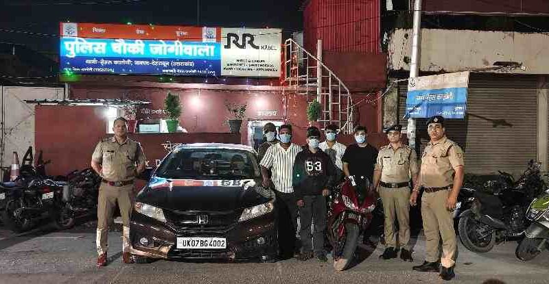 मॉल ऑफ देहरादून की छत पर कार एवं रेसर बाइक से स्टंट कर रहे स्टंटबाज़ों को पुलिस ने सिखाया सबक, कार, बाइक को किया सीज, आयोजकों के भी किये चालान