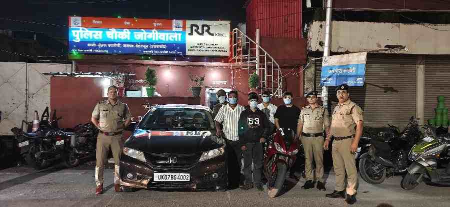 मॉल ऑफ देहरादून की छत पर कार एवं रेसर बाइक से स्टंट कर रहे स्टंटबाज़ों को पुलिस ने सिखाया सबक, कार, बाइक को किया सीज, आयोजकों के भी किये चालान
