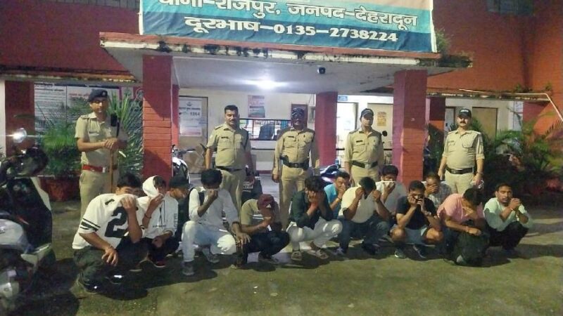 सार्वजनिक स्थानों पर शराब पीने वालों के विरुद्ध पुलिस ने चलाया अभियान, 40 शराबियों को हिरासत में लेकर पुलिस की बस सेवा से लाया गया थाने