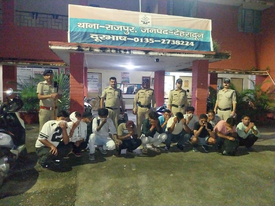 सार्वजनिक स्थानों पर शराब पीने वालों के विरुद्ध पुलिस ने चलाया अभियान, 40 शराबियों को हिरासत में लेकर पुलिस की बस सेवा से लाया गया थाने