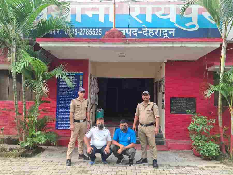 एसएसपी दून की सख्ती से भू- माफियाओं पर दून पुलिस का कसता शिकंजा, भूमि धोखाधड़ी में लिप्त 2 गैंगस्टर अभियुक्त आये गिरफ्त में, फर्जी दस्तावेजों के आधार पर एक वृद्ध महिला की भूमि की करी थी फर्जी रजिस्ट्री