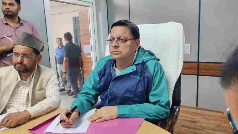 मुख्यमंत्री पुष्कर सिंह धामी द्वारा उत्तरकाशी आपदा नियंत्रण कक्ष से राहत एवं बचाव कार्यों की समीक्षा