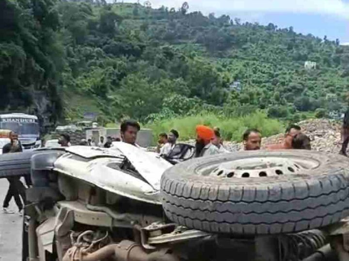 रुद्रप्रयाग जनपद के रतूड़ा पुलिस लाइन के पास चलती हुई गाड़ी पर अचानक गिरा विशाल बोल्डर, एक व्यक्ति की दुर्भाग्यपूर्ण मृत्यु ,तीन अन्य घायल