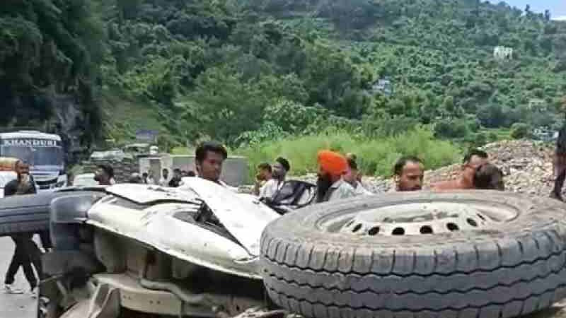 रुद्रप्रयाग जनपद के रतूड़ा पुलिस लाइन के पास चलती हुई गाड़ी पर अचानक गिरा विशाल बोल्डर, एक व्यक्ति की दुर्भाग्यपूर्ण मृत्यु ,तीन अन्य घायल