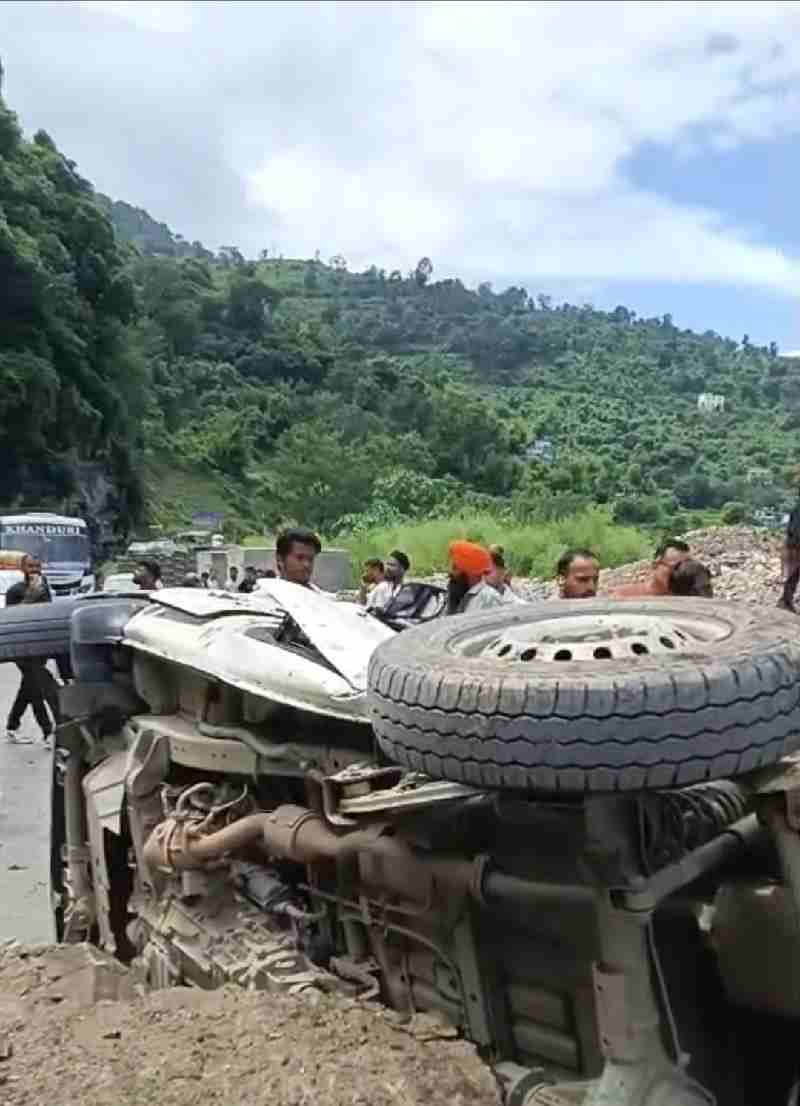 रुद्रप्रयाग जनपद के रतूड़ा पुलिस लाइन के पास चलती हुई गाड़ी पर अचानक गिरा विशाल बोल्डर, एक व्यक्ति की दुर्भाग्यपूर्ण मृत्यु ,तीन अन्य घायल