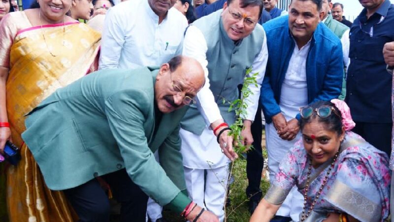 सीएम धामी और विधानसभा अध्यक्ष श्रीमती ऋतु खंडूडी भूषण ने गैरसैंण (भराड़ीसैंण) में “एक पेड़ माँ के नाम” अभियान के तहत किया पौधा रोपण