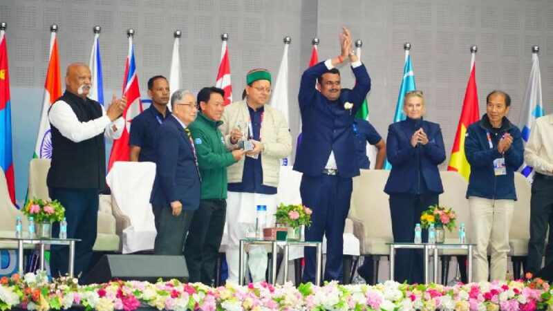 एशियन ओपन शॉर्ट ट्रैक स्पीड स्केटिंग ट्रॉफी 2025 के समापन समारोह में शामिल हुए सीएम धामी, अंतर्राष्ट्रीय प्रतियोगिता में एशिया के 11 देशों से 200 से अधिक खिलाड़ियों ने किया प्रतिभाग