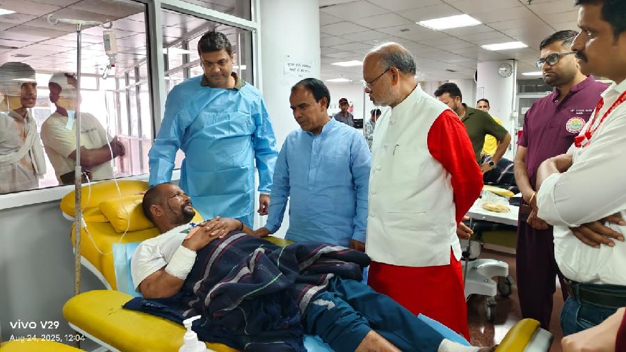 स्वास्थ्य मंत्री डॉ धन सिंह रावत ने जाना थराली आपदा के घायलों का हालचाल, एम्स ऋषिकेश में भर्ती घायलों को बेहतर उपचार का दिया भरोसा, कहा, प्रभावित परिवारों के साथ हर कदम पर खड़ी है सरकार