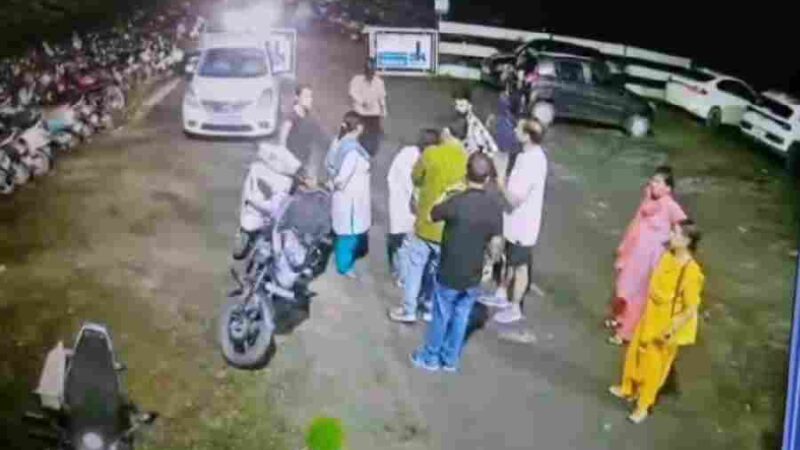 नेहरू कॉलोनी थाने के अंदर और बाहर के सीसीटीवी कैमरो ने खोल कर रख दी सारी पोल, चीता पुलिस पर मार पीट का आरोप लगाने वाली महिला सहित उसकी पुत्री का पकड़ा गया सफ़ेद झूठ, दोनों महिलाएं सकुशल थाने से बाहर जाती दिखी वापस