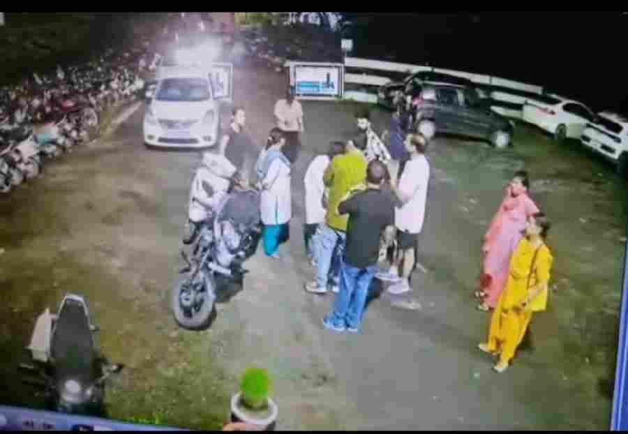 नेहरू कॉलोनी थाने के अंदर और बाहर के सीसीटीवी कैमरो ने खोल कर रख दी सारी पोल, चीता पुलिस पर मार पीट का आरोप लगाने वाली महिला सहित उसकी पुत्री का पकड़ा गया सफ़ेद झूठ, दोनों महिलाएं सकुशल थाने से बाहर जाती दिखी वापस