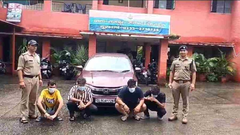 शराब की खुमारी, दून पुलिस ने उतारी, शराब पीकर खतरनाक तरीके से वाहन चलाने वाले वाहन चालक को किया गिरफ्तार, वाहन की खिड़कियों से बाहर निकलकर हुड़दंग करने वाले 3 अभियुक्तों के विरूद्ध की वैधानिक कार्यवाही