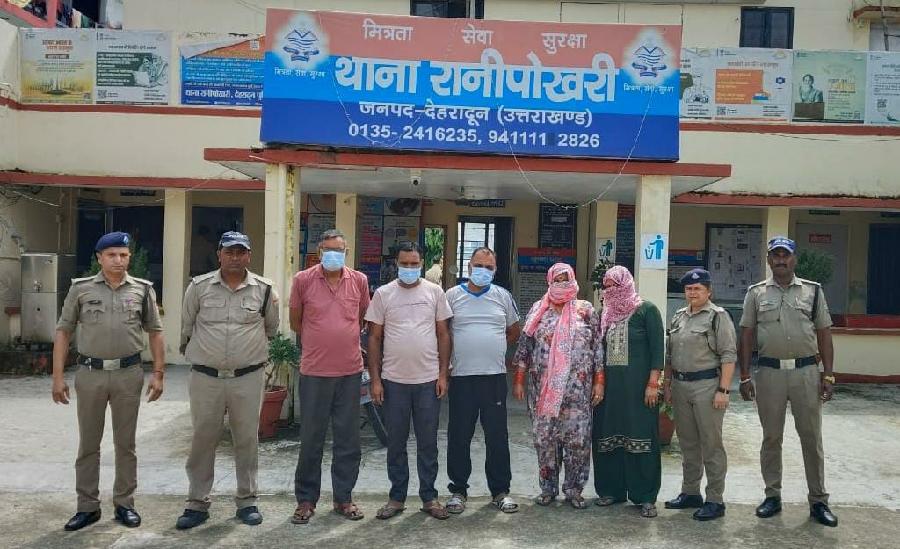 लोगो को डरा धमकाकर उनकी जमीन कब्जाने वाले गिरोह को दून पुलिस ने भेजा सलाखों के पीछे, दंपति व उनके पुत्रो सहित 5 अभियुक्तों को किया गिरफ्तार