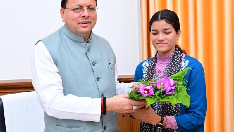 सीएम धामी से गैरसैंण (भराड़ीसैंण) में मुख्यमंत्री आदर्श ग्राम सारकोट की ग्राम प्रधान प्रियंका नेगी ने की भेंट, सारकोट में हुए विभिन्न विकास कार्यों के लिए मुख्यमंत्री का किया आभार व्यक्त