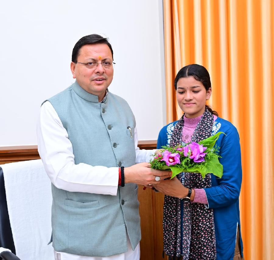 सीएम धामी से गैरसैंण (भराड़ीसैंण) में मुख्यमंत्री आदर्श ग्राम सारकोट की ग्राम प्रधान प्रियंका नेगी ने की भेंट, सारकोट में हुए विभिन्न विकास कार्यों के लिए मुख्यमंत्री का किया आभार व्यक्त