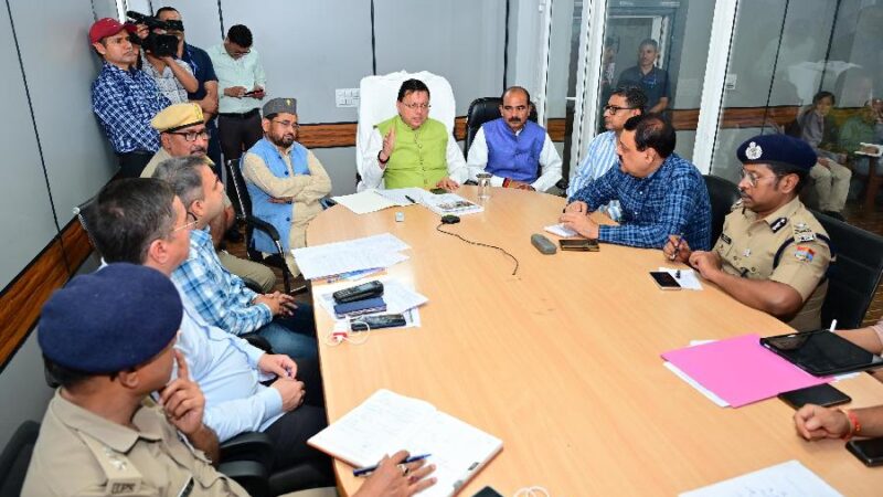 मुख्यमंत्री धामी ने धराली-हर्षिल में गतिमान राहत एवं बचाव कार्यों की स्मार्ट कंट्रोल रूम उत्तरकाशी में की समीक्षा