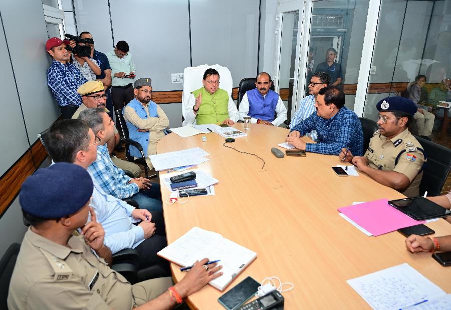 मुख्यमंत्री धामी ने धराली-हर्षिल में गतिमान राहत एवं बचाव कार्यों की स्मार्ट कंट्रोल रूम उत्तरकाशी में की समीक्षा