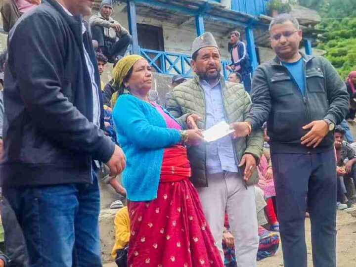 धराली में 98 आपदा प्रभावित परिवारों को मिली पाँच-पाँच लाख रुपये की तत्कालिक सहायता, सीएम धामी के निर्देश पर प्रभावितों को दिए गए चेक