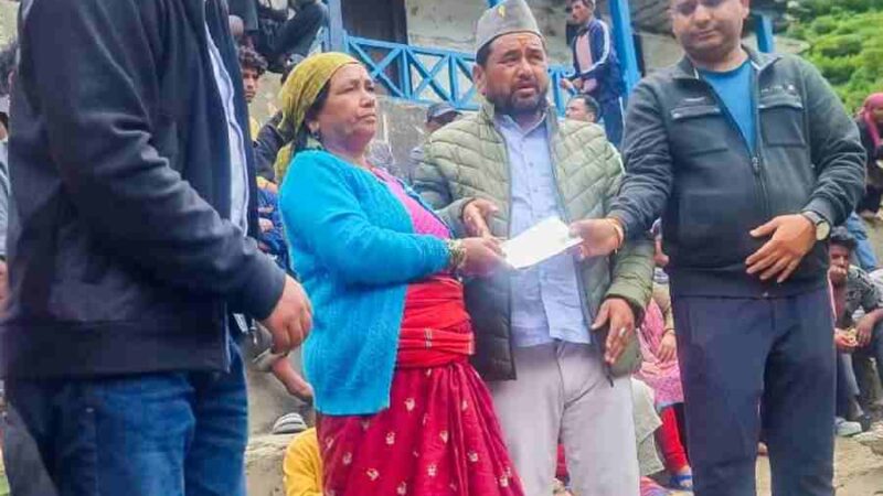 धराली में 98 आपदा प्रभावित परिवारों को मिली पाँच-पाँच लाख रुपये की तत्कालिक सहायता, सीएम धामी के निर्देश पर प्रभावितों को दिए गए चेक