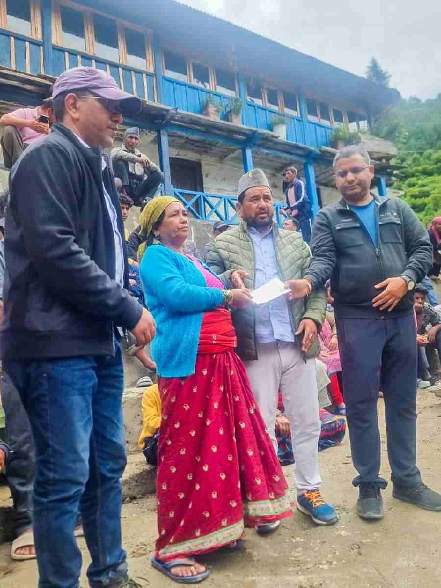 धराली में 98 आपदा प्रभावित परिवारों को मिली पाँच-पाँच लाख रुपये की तत्कालिक सहायता, सीएम धामी के निर्देश पर प्रभावितों को दिए गए चेक