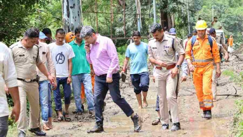 सीएम धामी के निर्देशानुसार थराली क्षेत्र में तेज गति से चल रहे हैं आपदा राहत कार्य, जिला प्रशासन के साथ ही एनडीआरएफ, एसडीआरएफ, आईटीबीपी और एसएसबी द्वारा संयुक्त रूप से चलाया जा रहा है रेस्क्यू ऑपरेशन