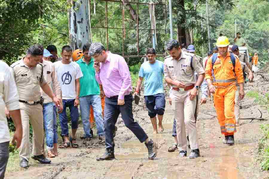 सीएम धामी के निर्देशानुसार थराली क्षेत्र में तेज गति से चल रहे हैं आपदा राहत कार्य, जिला प्रशासन के साथ ही एनडीआरएफ, एसडीआरएफ, आईटीबीपी और एसएसबी द्वारा संयुक्त रूप से चलाया जा रहा है रेस्क्यू ऑपरेशन